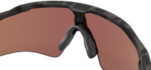 Oakley Sonnenbrille Radar EV Path Polarisiert (Glasfarbe: Prizm deep water polarized) matt schwarz/camo - 1 Brille mit Hartschalenetui