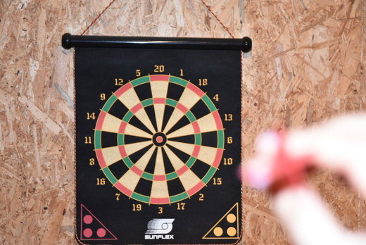 Sunflex dart game with 6 magnetic darts for 2 players